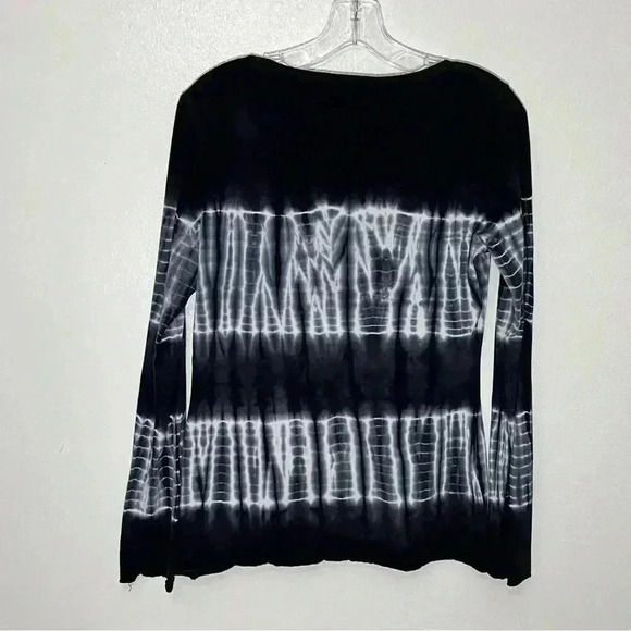 KAREN BY KAREN KANE Black and white tie dye v-neck top | size medium - Picture 4 of 4